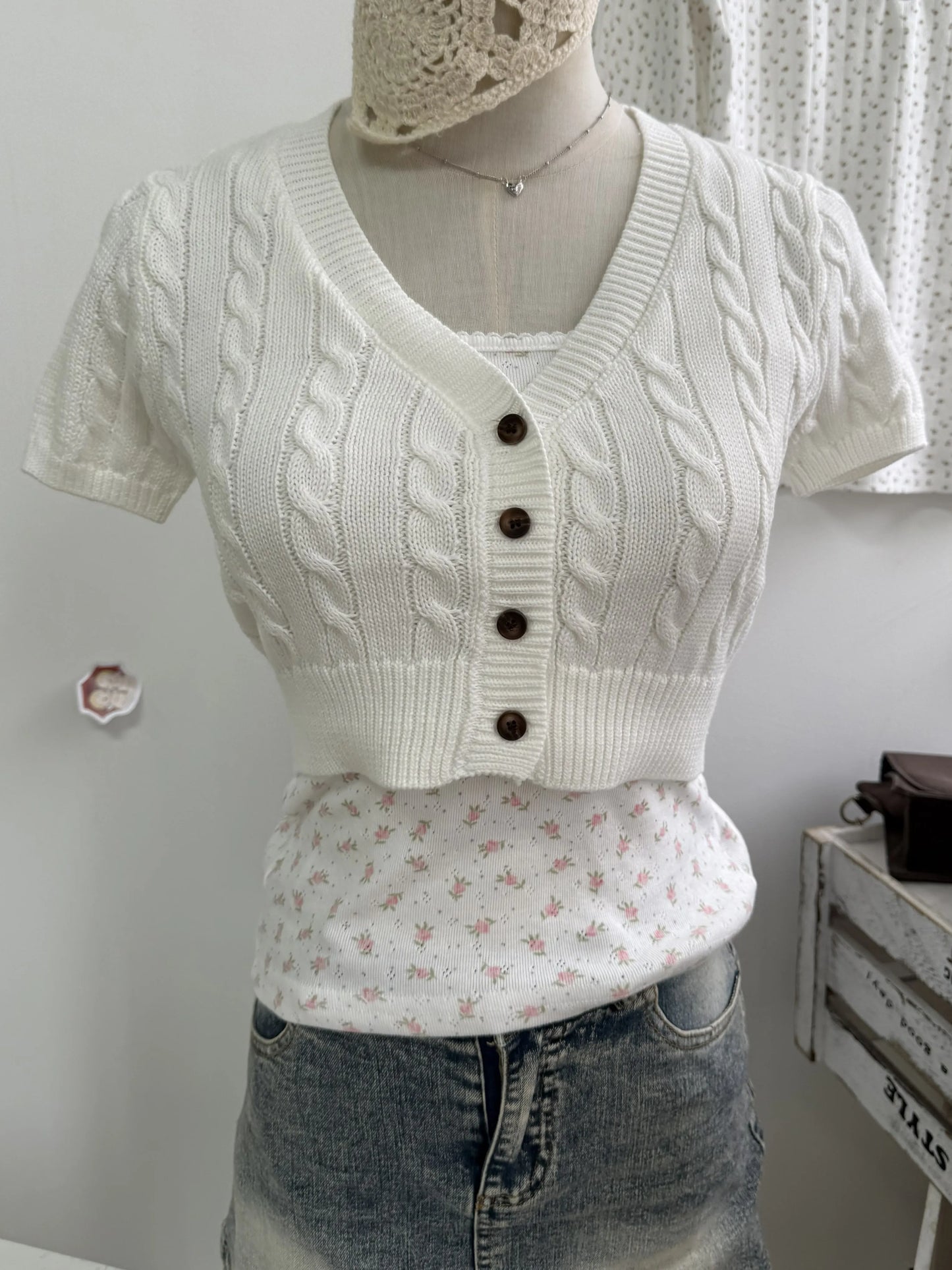 Four Button Knitted Cropped Cardigan Women Simple V-neck Twist Flower Short Sleeve Crop Tops Vintage Sweet Chic Knitwear Y2K