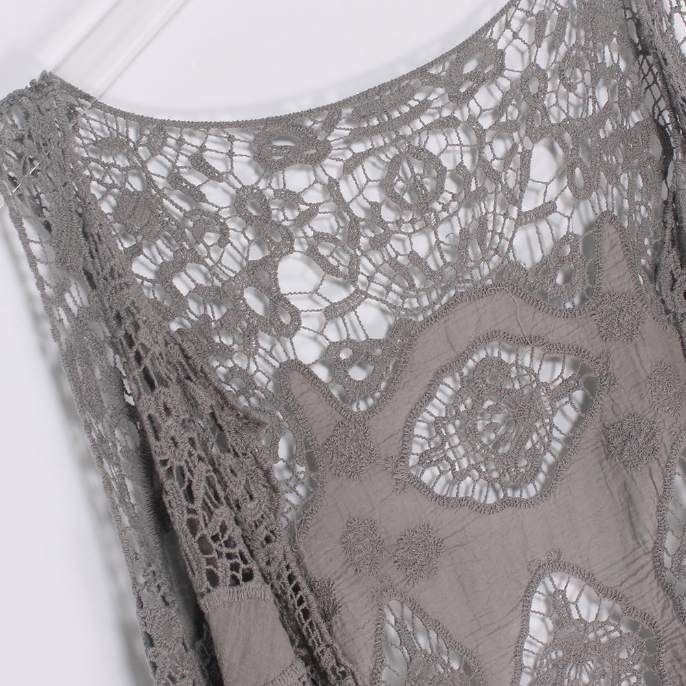 Haut cache-cœur en crochet avec patch hippie froal gris