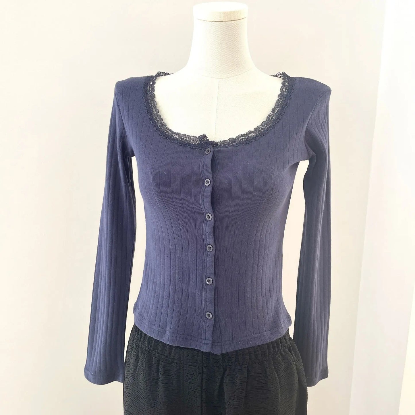 Lace Trim Button T-shirts Women Casual Simple Basic Cotton Eyelet Slim Long Sleeve Cardigan Tees Sweet Chic All-match Tshirts