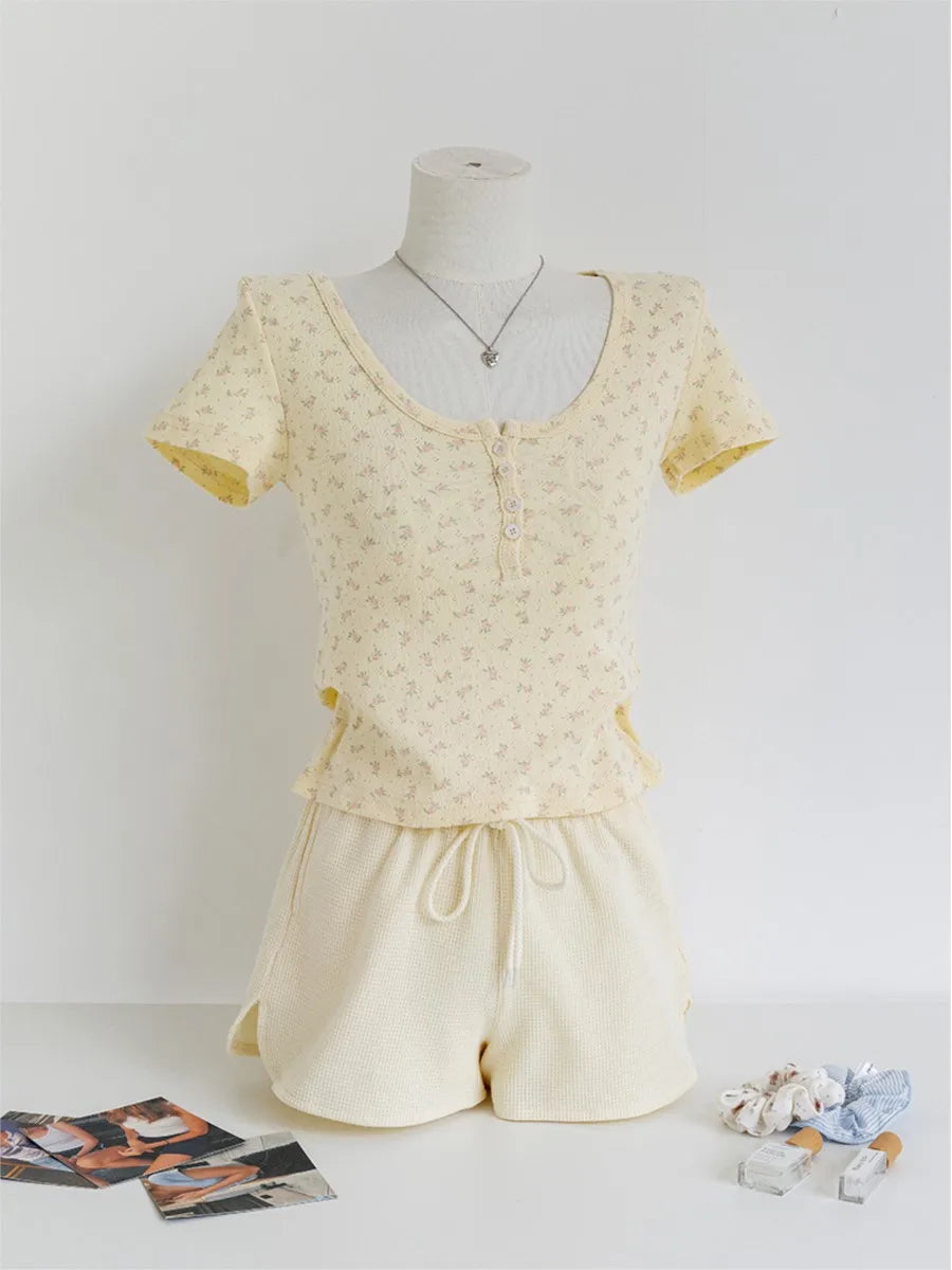 Yellow Floral Three Buttons Cotton T-shirt Women Casual Eyelet Short Raglan Sleeve Slim Tee Shirt Sweet Cute Simple Y2K Crop Top