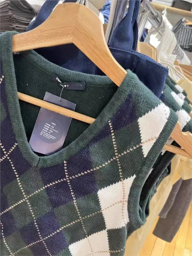 Diamond-patterned Knitted Vest Women Casual Dark Green V-neck Sleeveless Sweater Vintage Chic Preppy Style Tank Tops Sweaters
