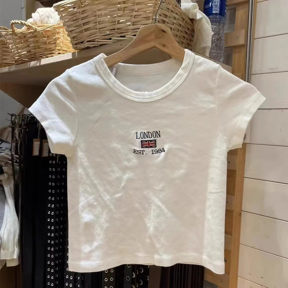 New Cute Little Deer Flowers Embroidery T-shirt Woman O-Neck Slim Short Sleeve Cotton Tees Tops Spring Casual Sweet Y2K Tshirts